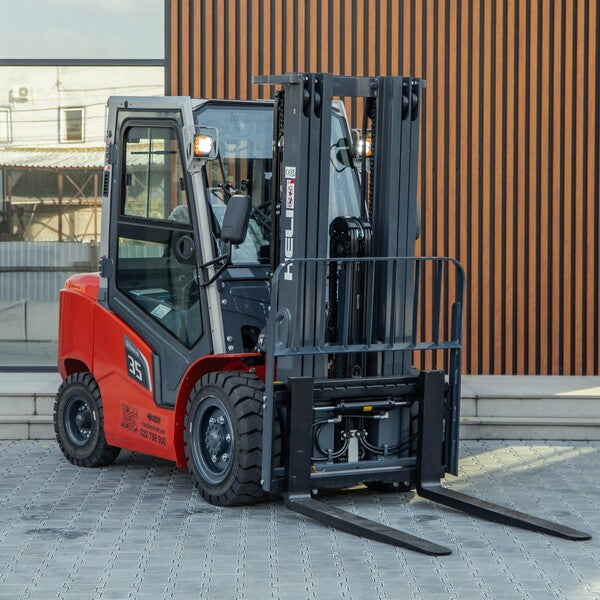 Stivuitor Electric vs Diesel: Ghid complet 2026