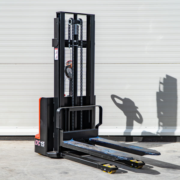 Transpalet cu Catarg vs Stivuitor Electric: Ghid complet 2026